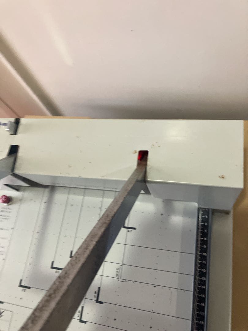 中古 PLUS PK-513L 裁断機 A4対応 カットライン点灯