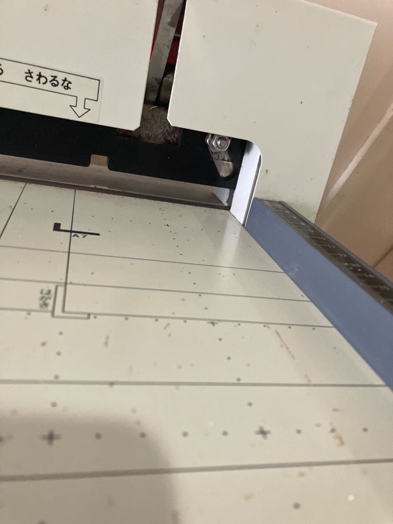 中古 PLUS PK-513L 裁断機 A4対応 カットライン点灯