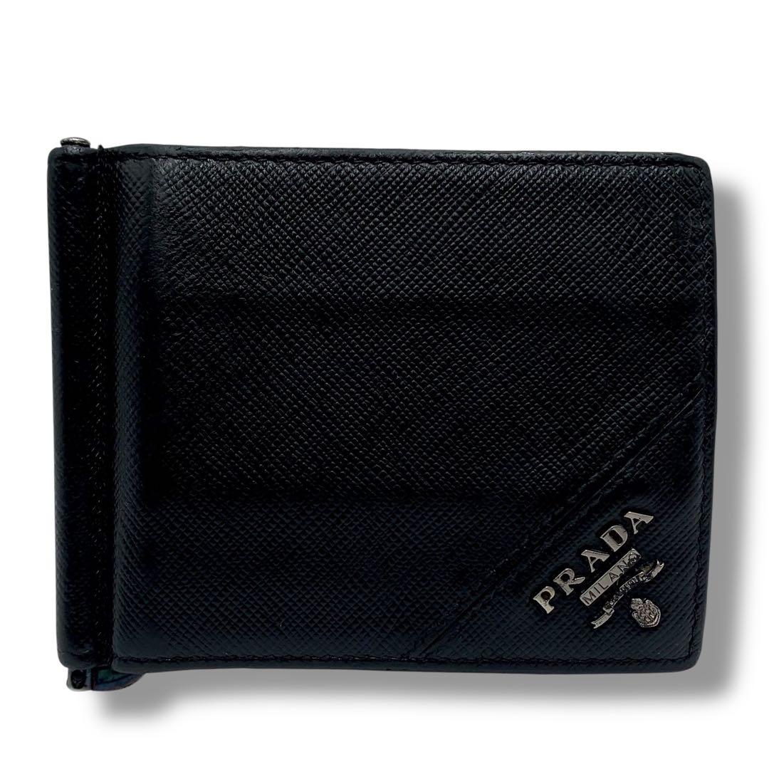 大人気✨プラダ マネークリップ サフィアーノレザー 二つ折り財布 ブラック 黒