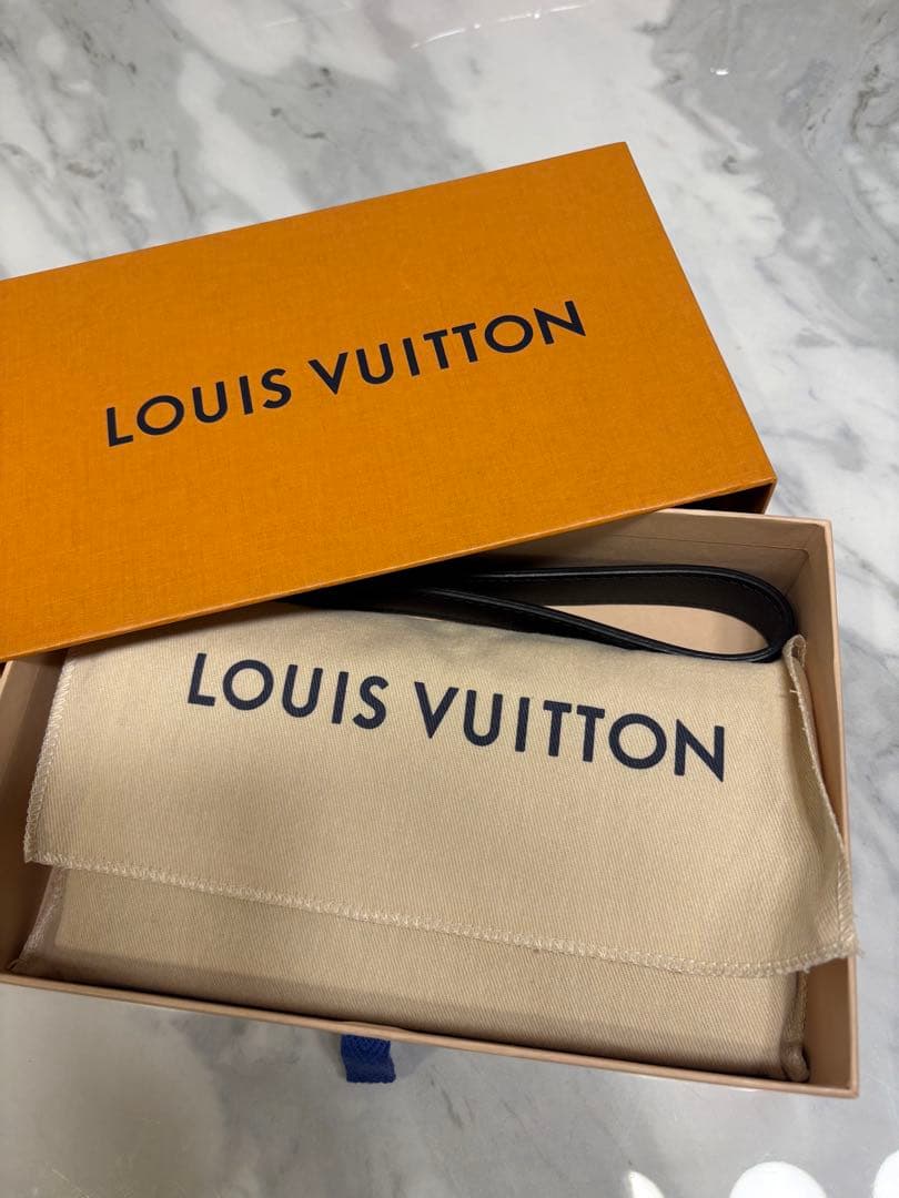 ルイヴィトン アエログラム ジッピーウォレット ドラゴンヌ ブラック