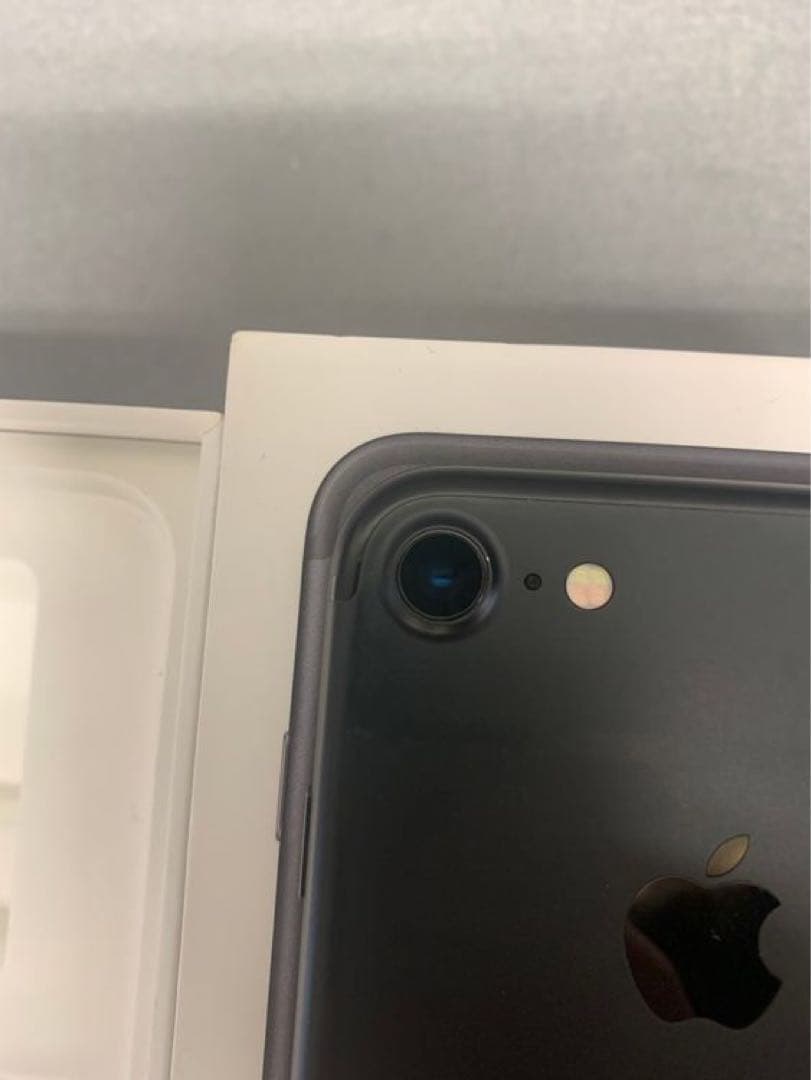 美品　国内版　SIMフリー　iPhone7　 128GB ブラック色