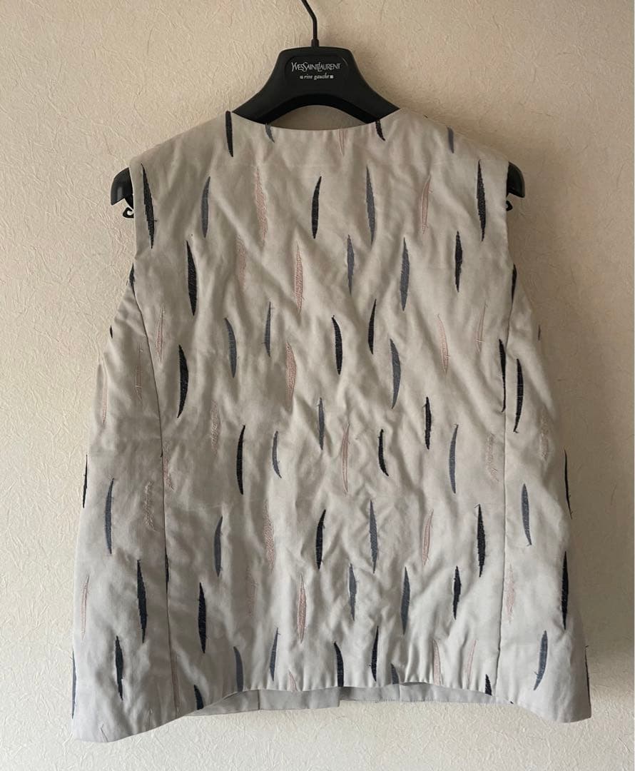 サリースコット　ダウンベスト　猫の爪跡　刺繍　Ｌ