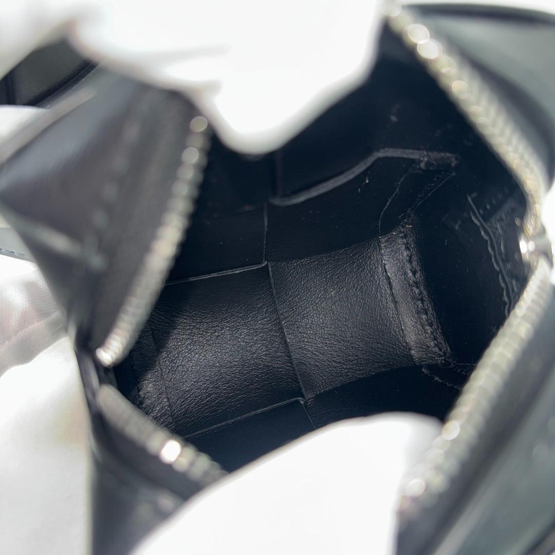 未使用 ボッテガヴェネタ イントレチャート ストラップポーチ ショルダーバッグ