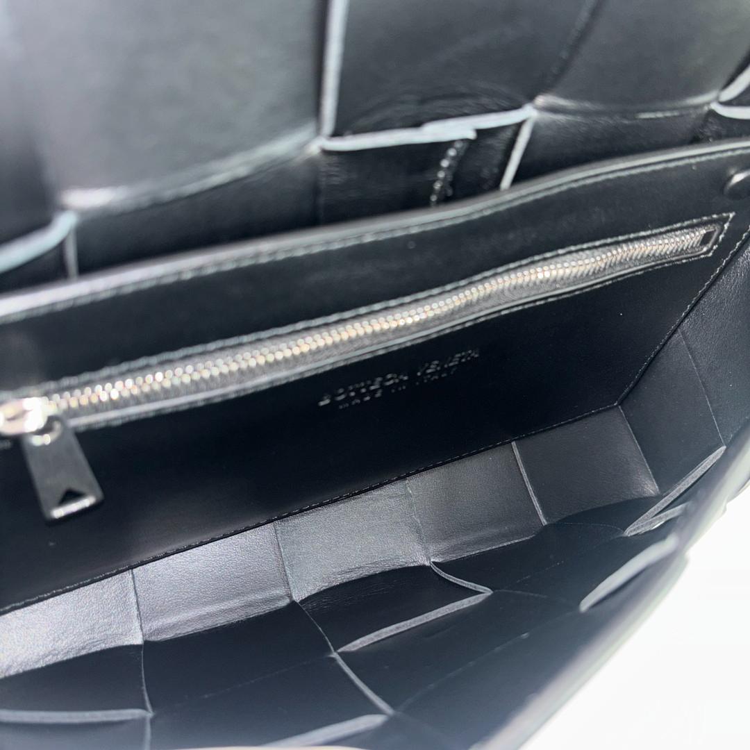 未使用 ボッテガヴェネタ イントレチャート ストラップポーチ ショルダーバッグ