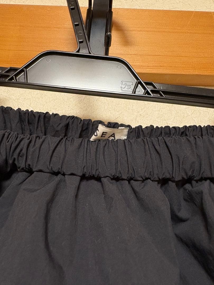 SEA TYPEWRITER DRAPE SKIRTドレープスカート/ ブラック