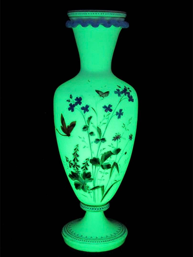 アンティーク フラワーベース 花瓶 ミルクガラス ヴァセリンガラス 草花 蝶