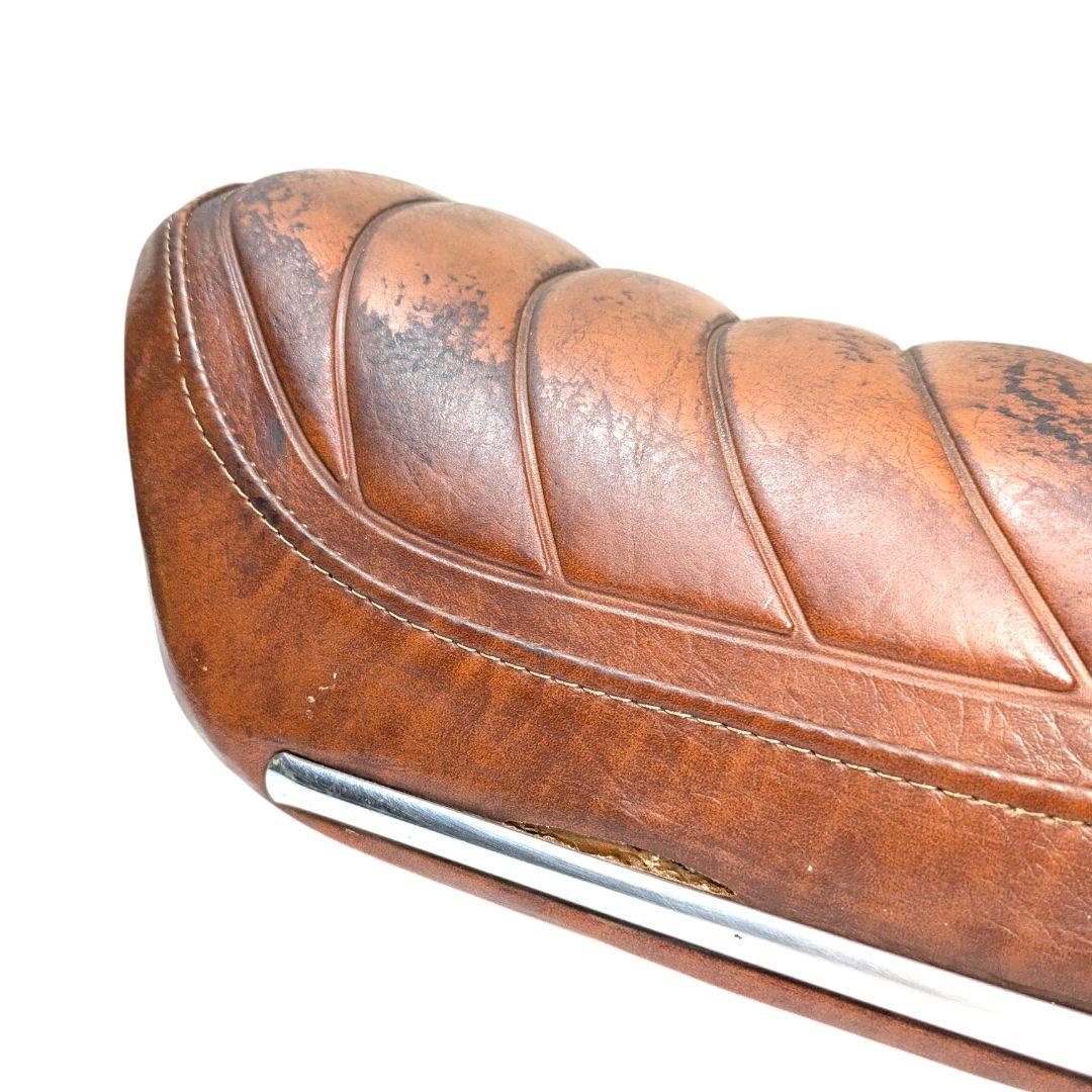 レストアに最適！足つき良好な段付デザイン。RC04純正アメリカンシート