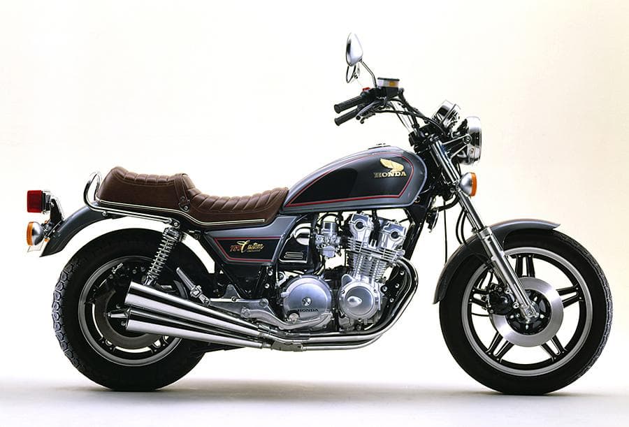 レストアに最適！足つき良好な段付デザイン。RC04純正アメリカンシート