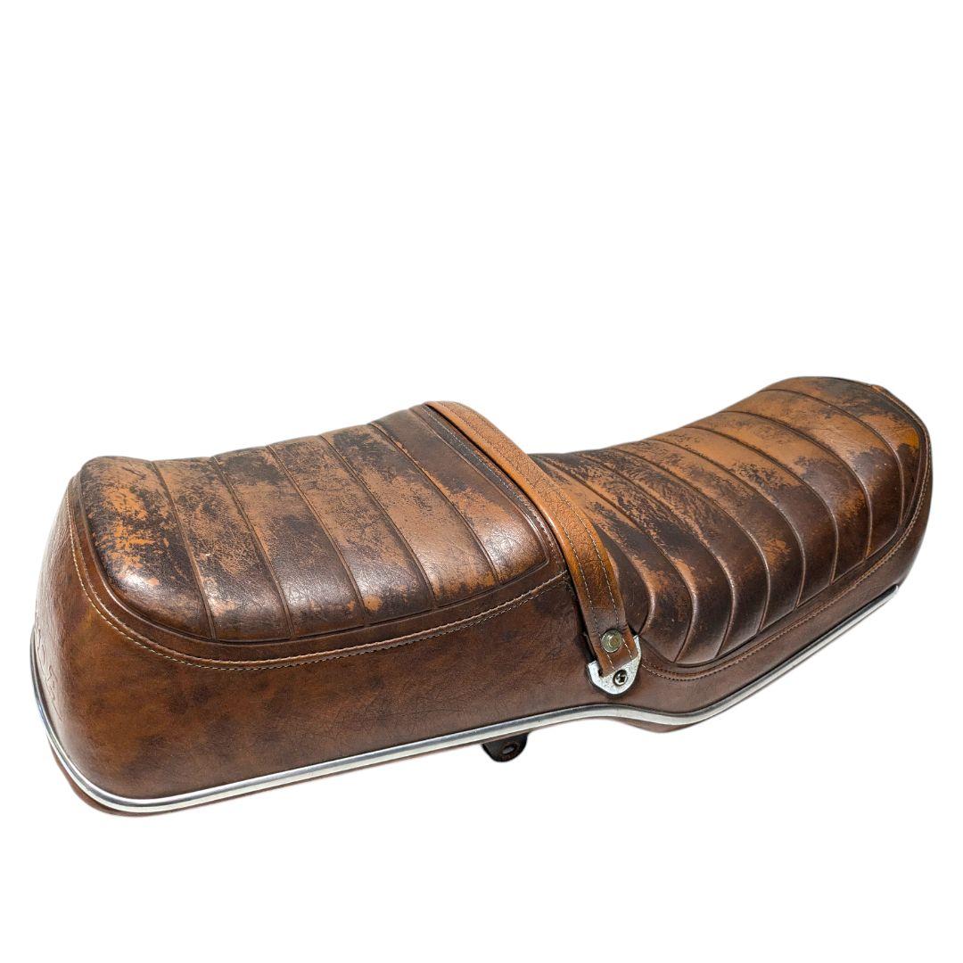 レストアに最適！足つき良好な段付デザイン。RC04純正アメリカンシート