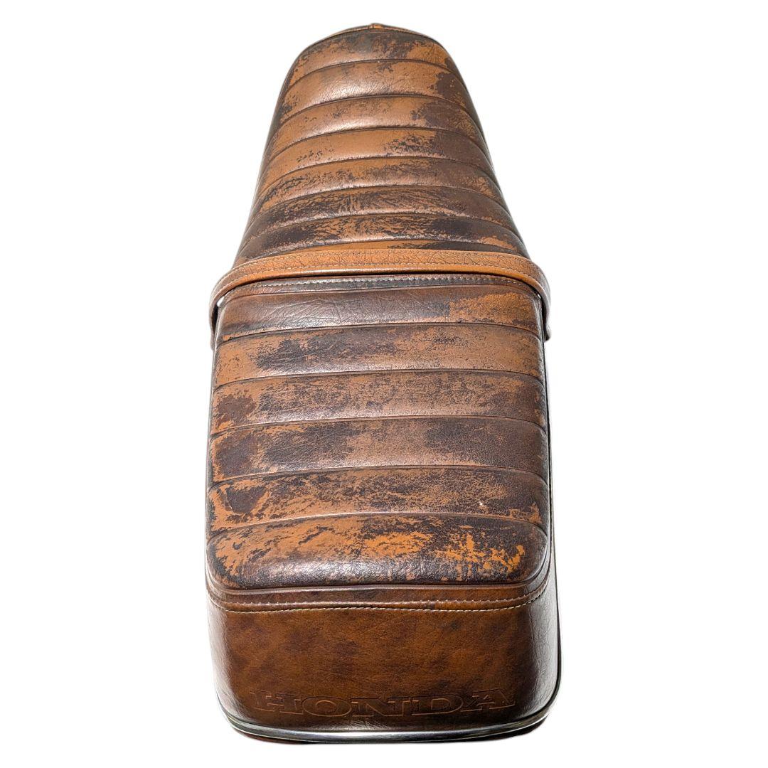 レストアに最適！足つき良好な段付デザイン。RC04純正アメリカンシート