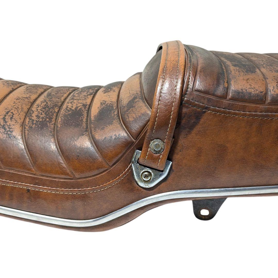 レストアに最適！足つき良好な段付デザイン。RC04純正アメリカンシート