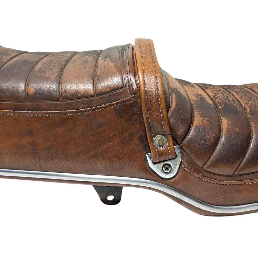 レストアに最適！足つき良好な段付デザイン。RC04純正アメリカンシート