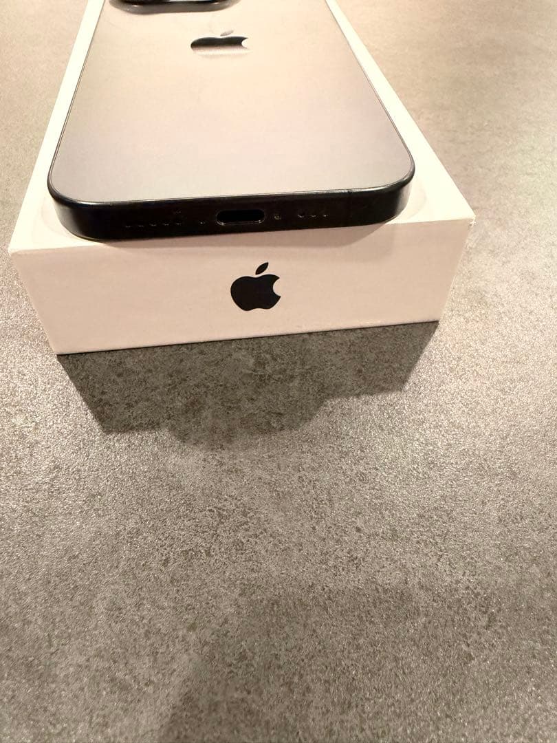 【極美品】Apple iPhone15Pro 本体　ブラックチタニウム