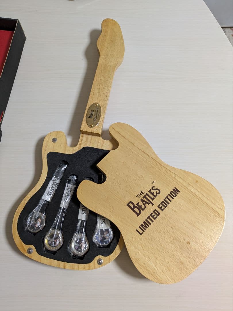 The Beatles 5000本限定版 ギター型メンバー4本腕時計