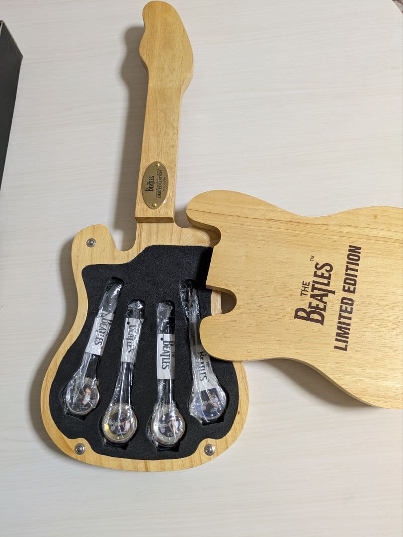 The Beatles 5000本限定版 ギター型メンバー4本腕時計