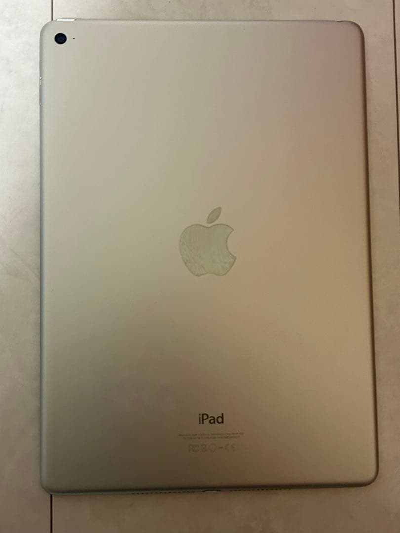 Apple iPad シルバー 本体　iPad Air 2 (第2世代 Air)