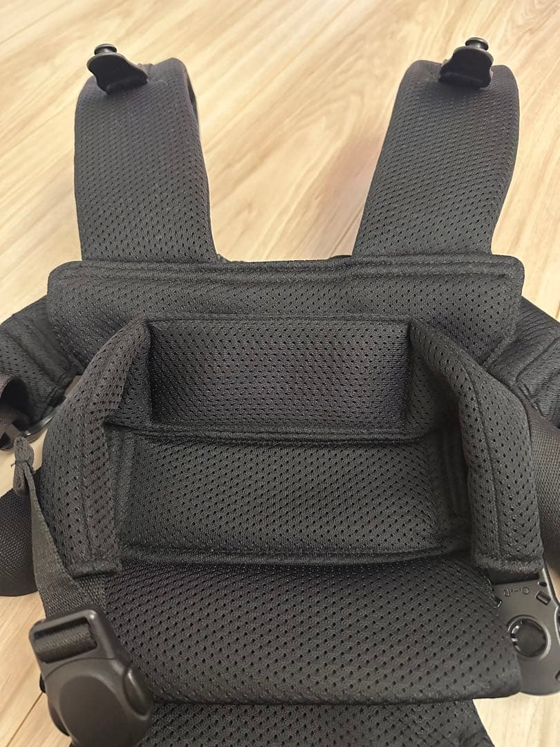 ‘美品’ピトレスク ベビーキャリア ファースト　ブラック　抱っこ紐