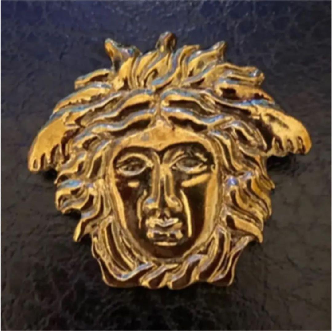 タイムセール❣️ジャンニ ヴェルサーチ ❤︎メデューサ ブローチ メタルゴールド