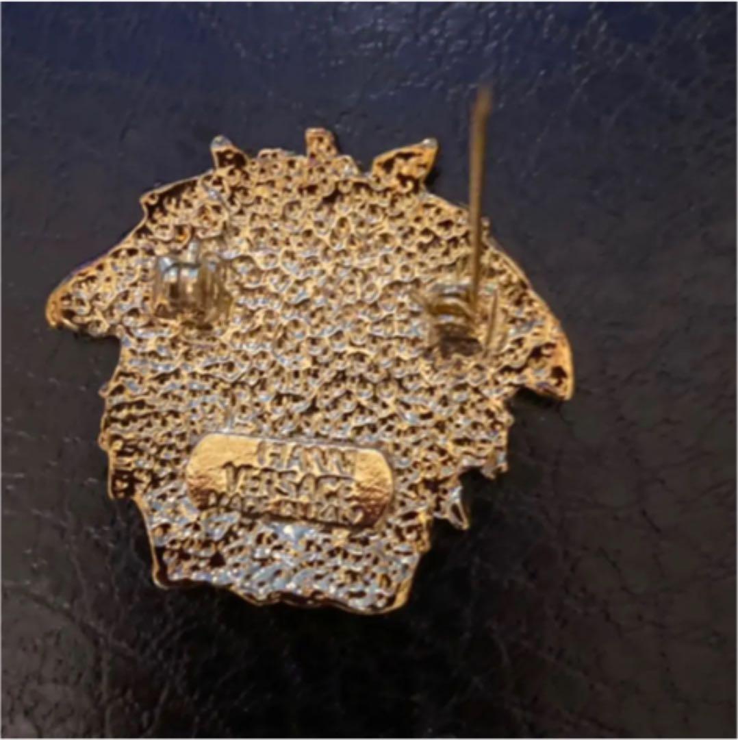 タイムセール❣️ジャンニ ヴェルサーチ ❤︎メデューサ ブローチ メタルゴールド