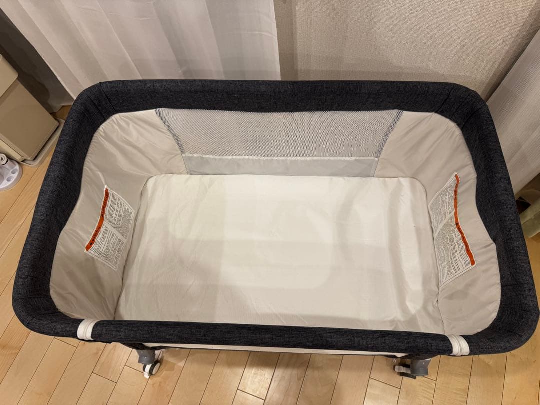 Vinona ベビーベッド ダークグレー キャスター付き