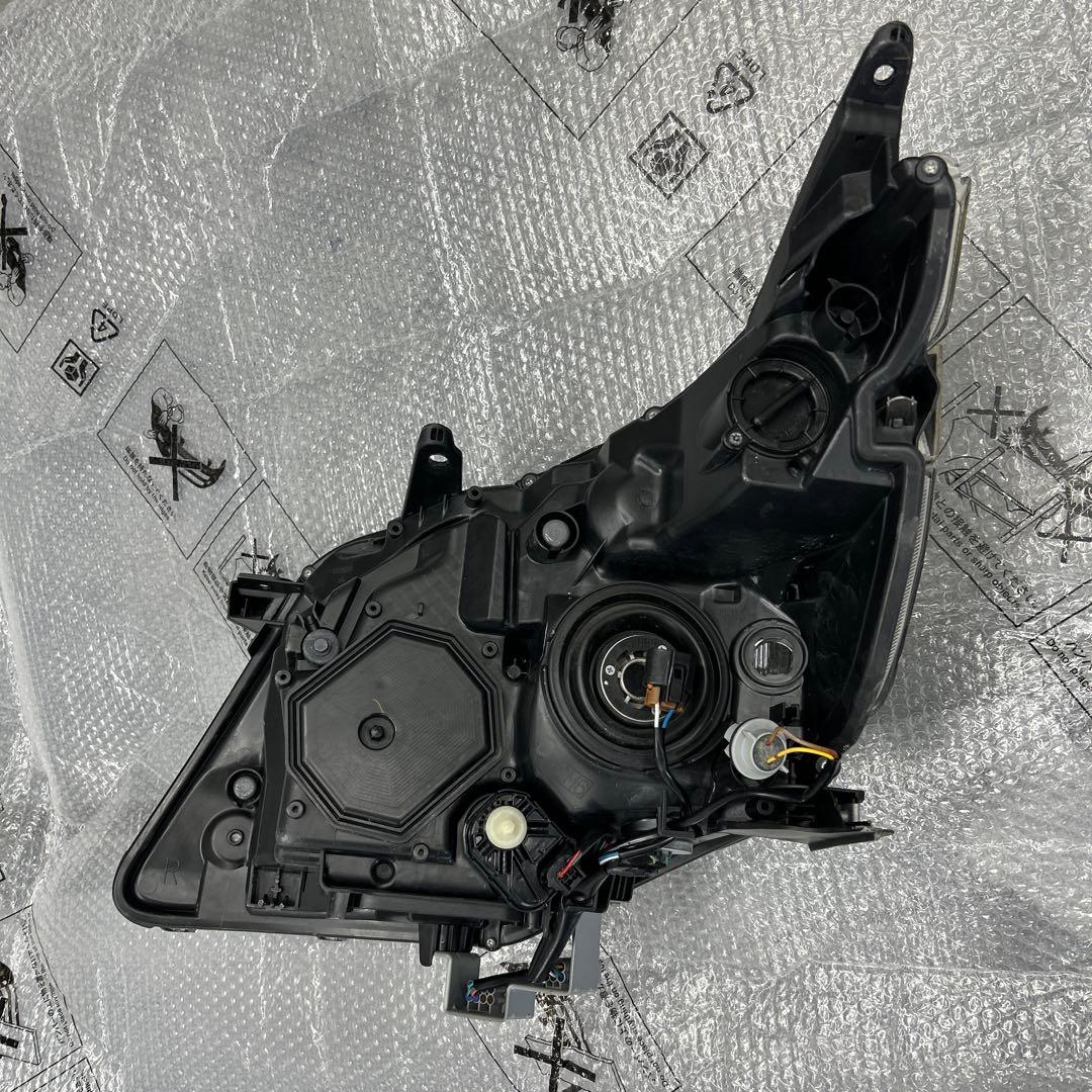 ヴォクシー右ヘッドライト