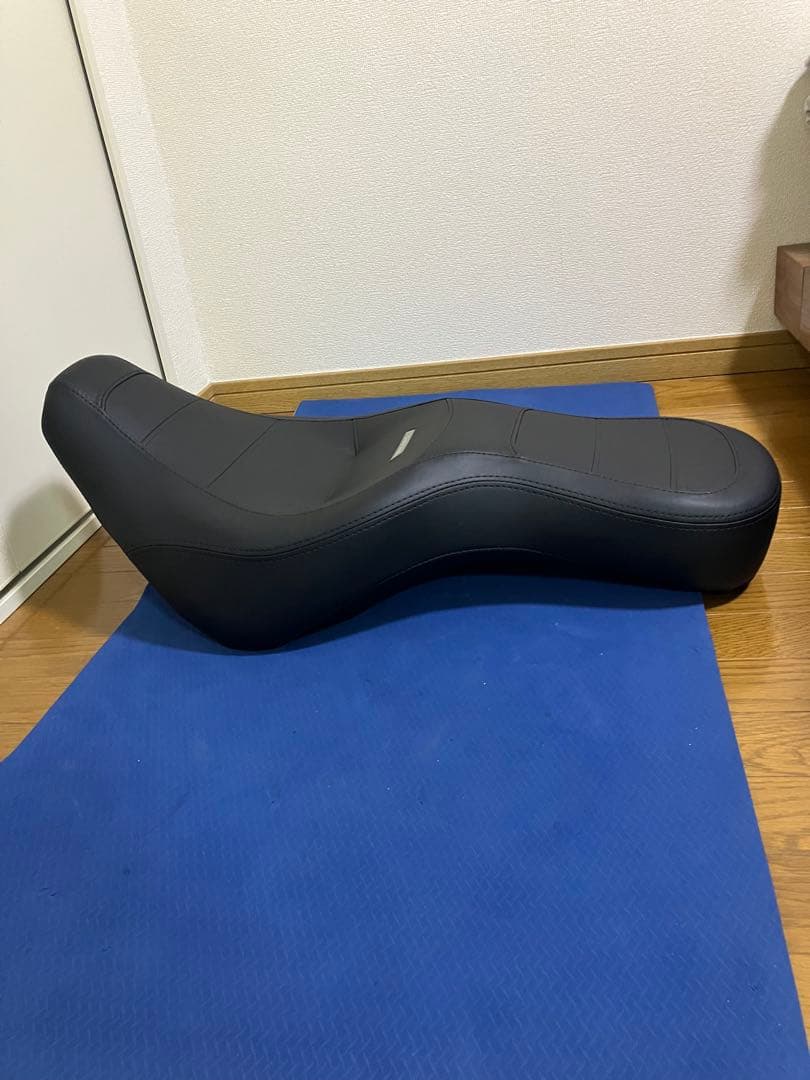 ハーレー　M8 ソフテイル　純正　シート　サンダウナー　ベルト付　美品