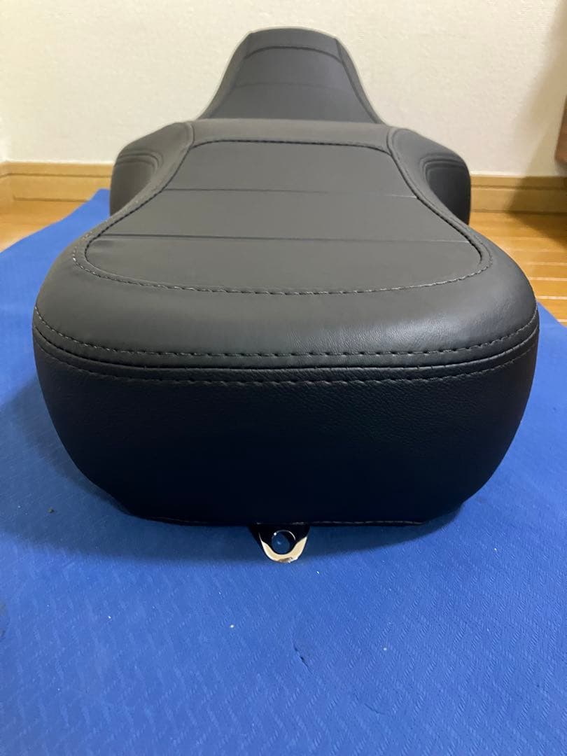 ハーレー　M8 ソフテイル　純正　シート　サンダウナー　ベルト付　美品