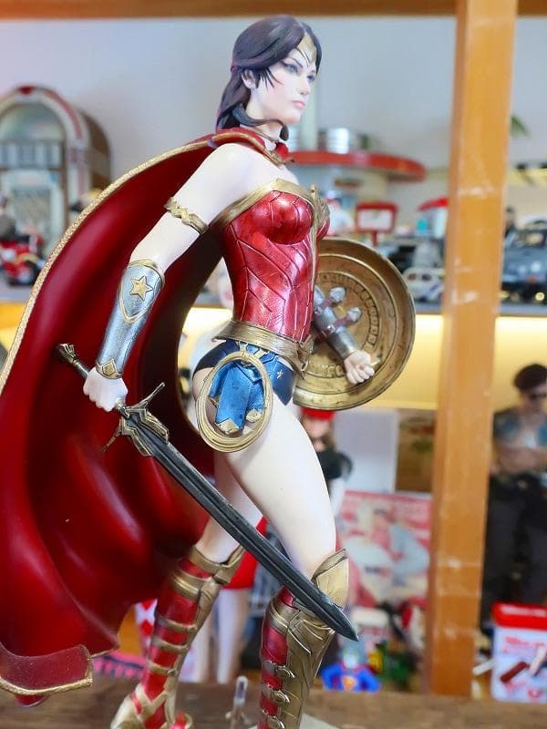 ワンダーウーマン 塗装済完成品 フィギュア スタチュー 像 ジオラマ台座付
