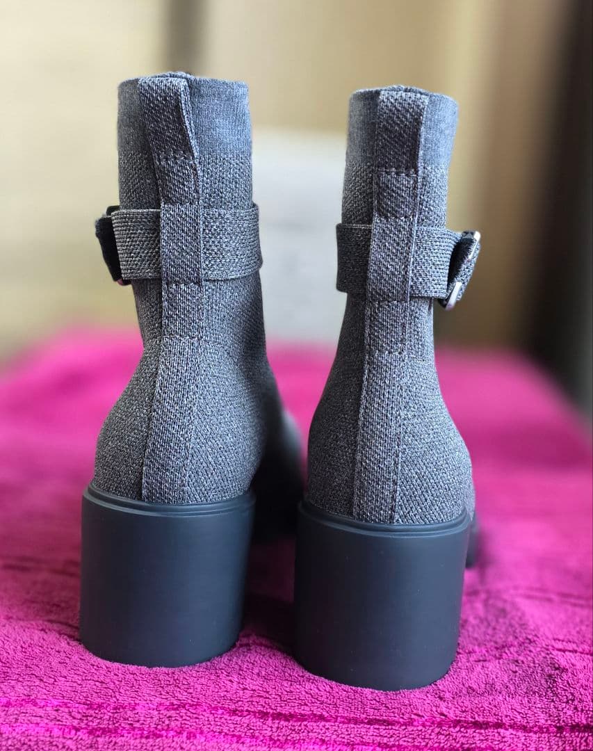 VIVAIA スクエアトゥ撥水加工ヒールブーツ