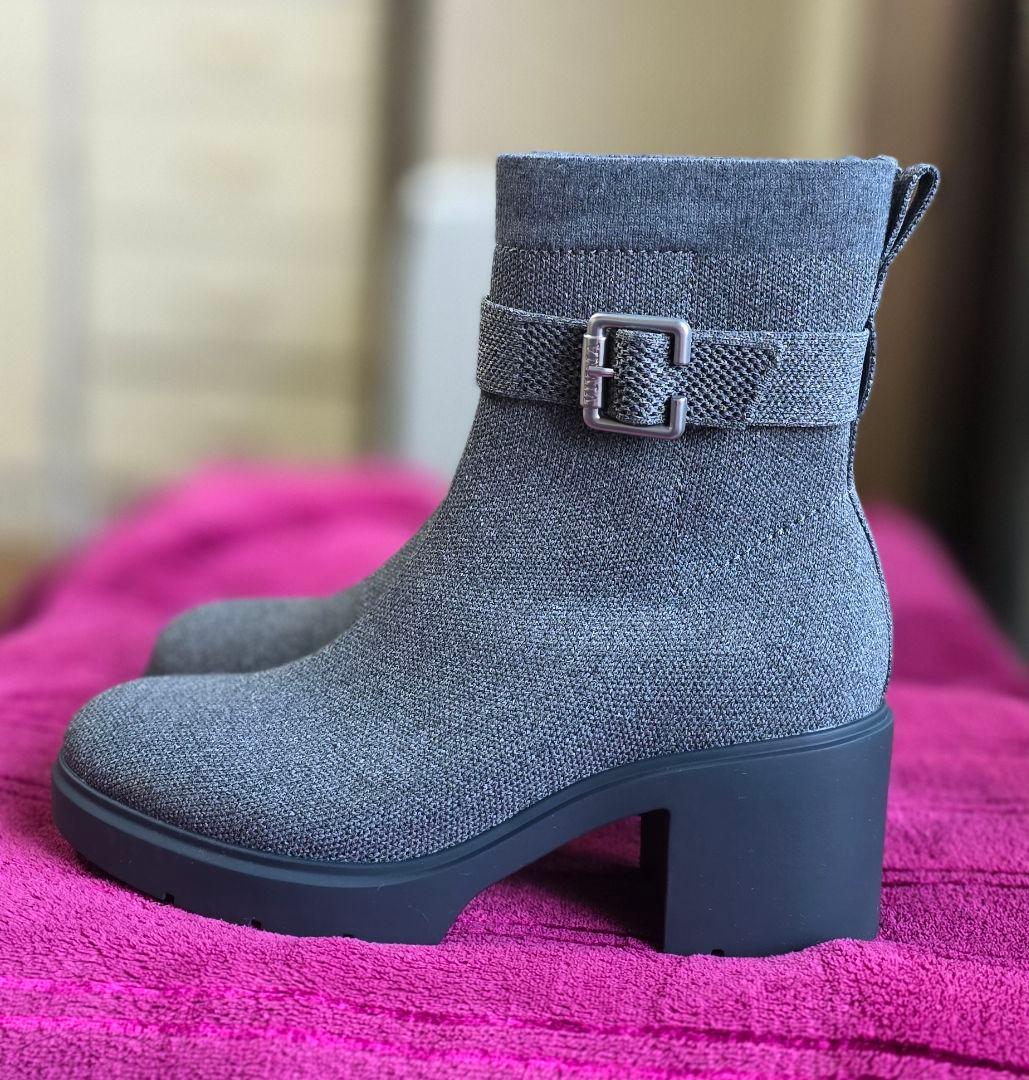 VIVAIA スクエアトゥ撥水加工ヒールブーツ