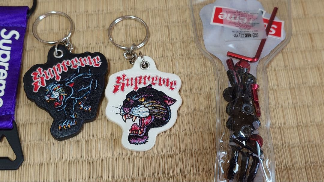supreme アクセサリーセット キーホルダー等