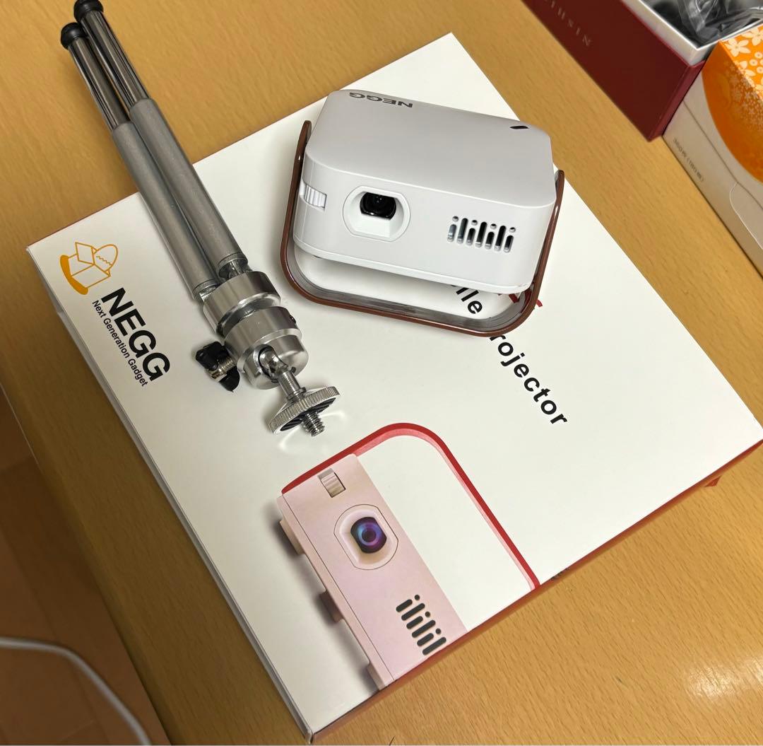 小型 モバイルプロジェクター 白／ブラウン