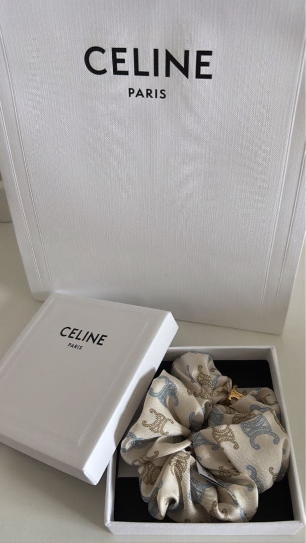 CELINE シュシュ　ベージュ