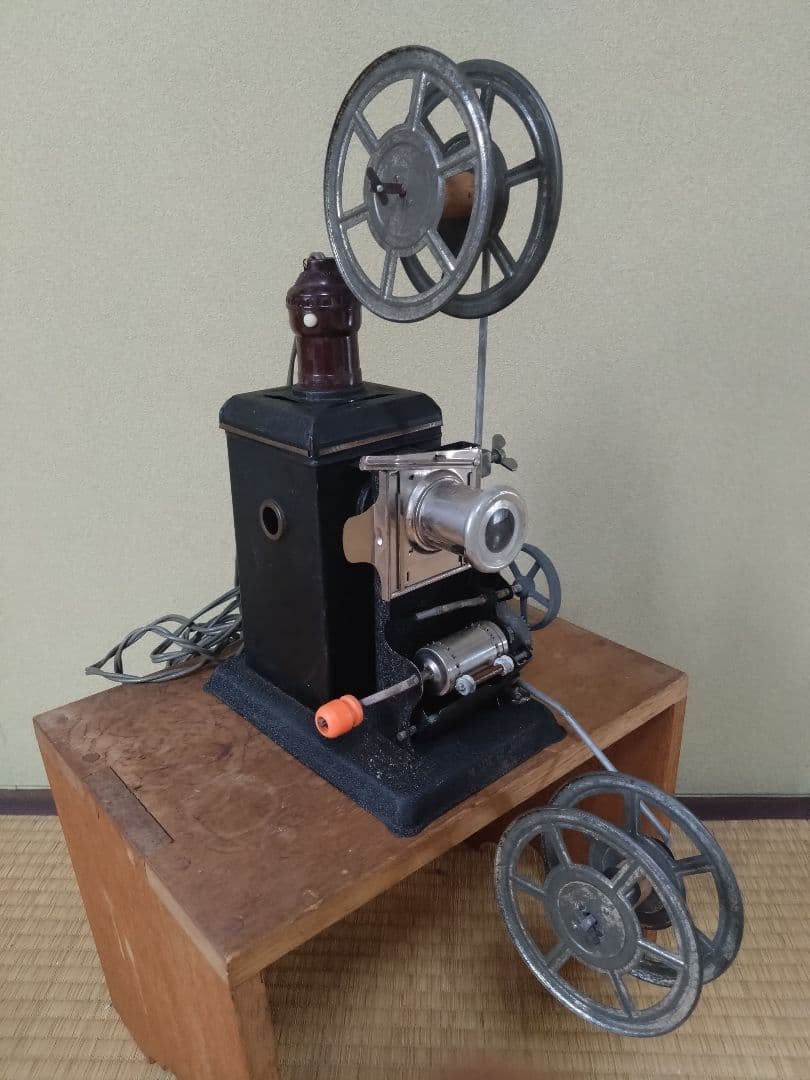 昭和レトロ　アンティーク　手動式映写機 と フィルム