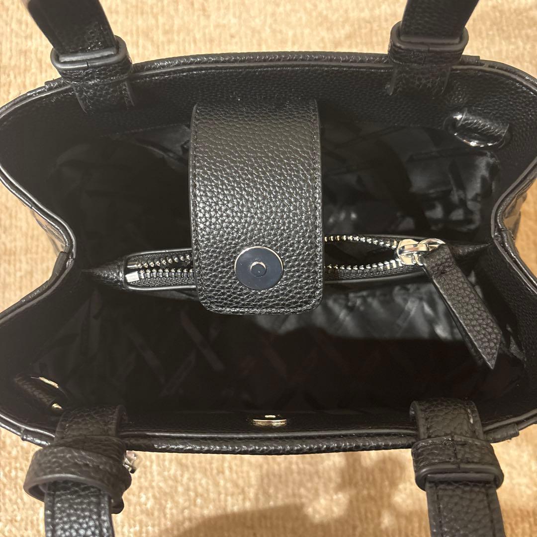 オールオーバーエンボスロゴ ミニハンドバッグ（グレイン）（EC限定カラー）