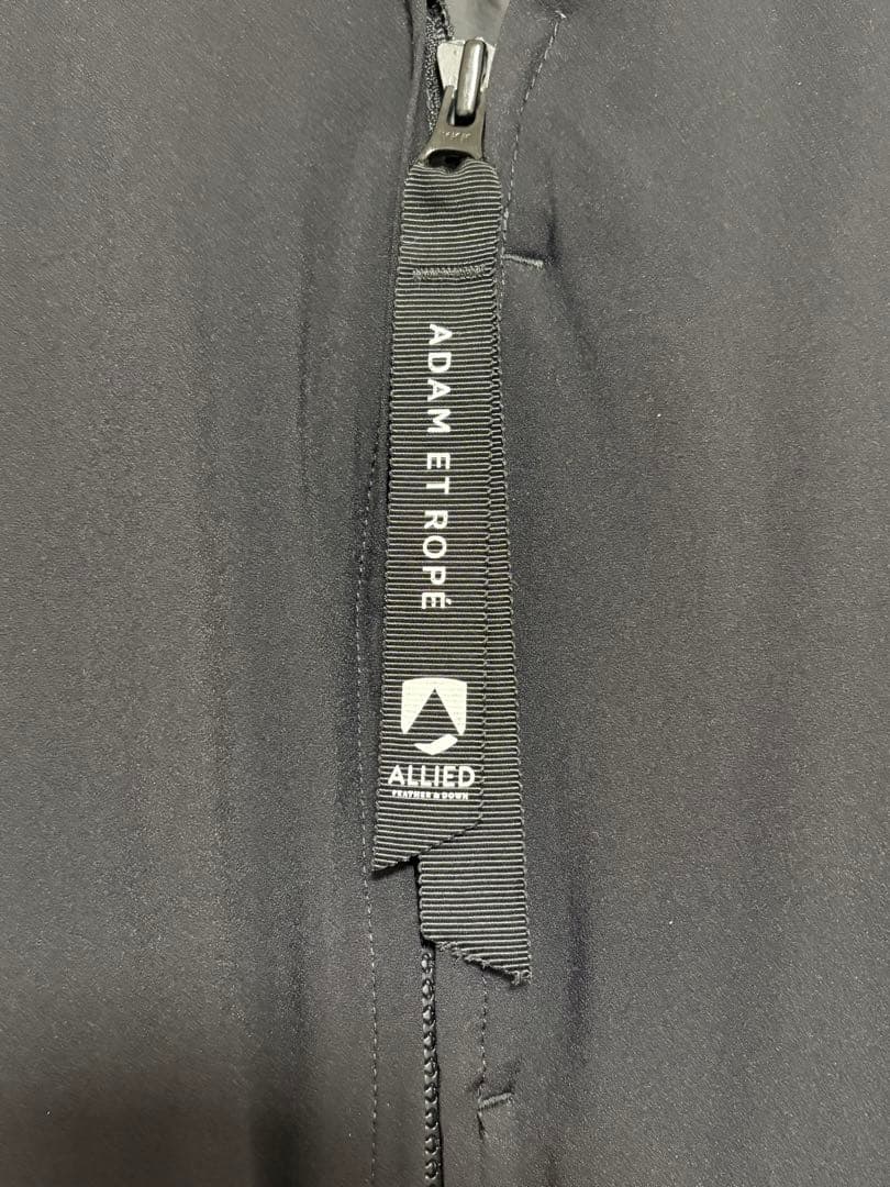 ADAM ET ROPÉ ALLIED ノーカラーダウンジャケット M/ブラック