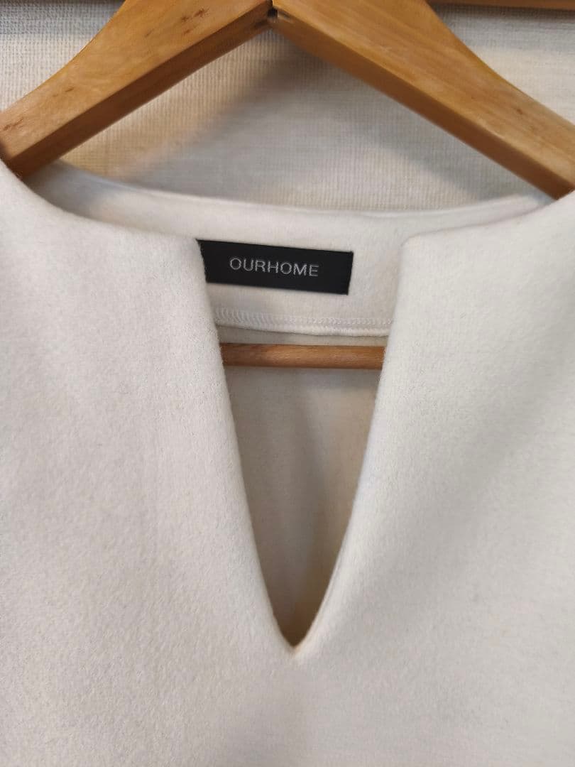 OUR アワーホーム　洗えるウール混素材のキーネックプルオーバー