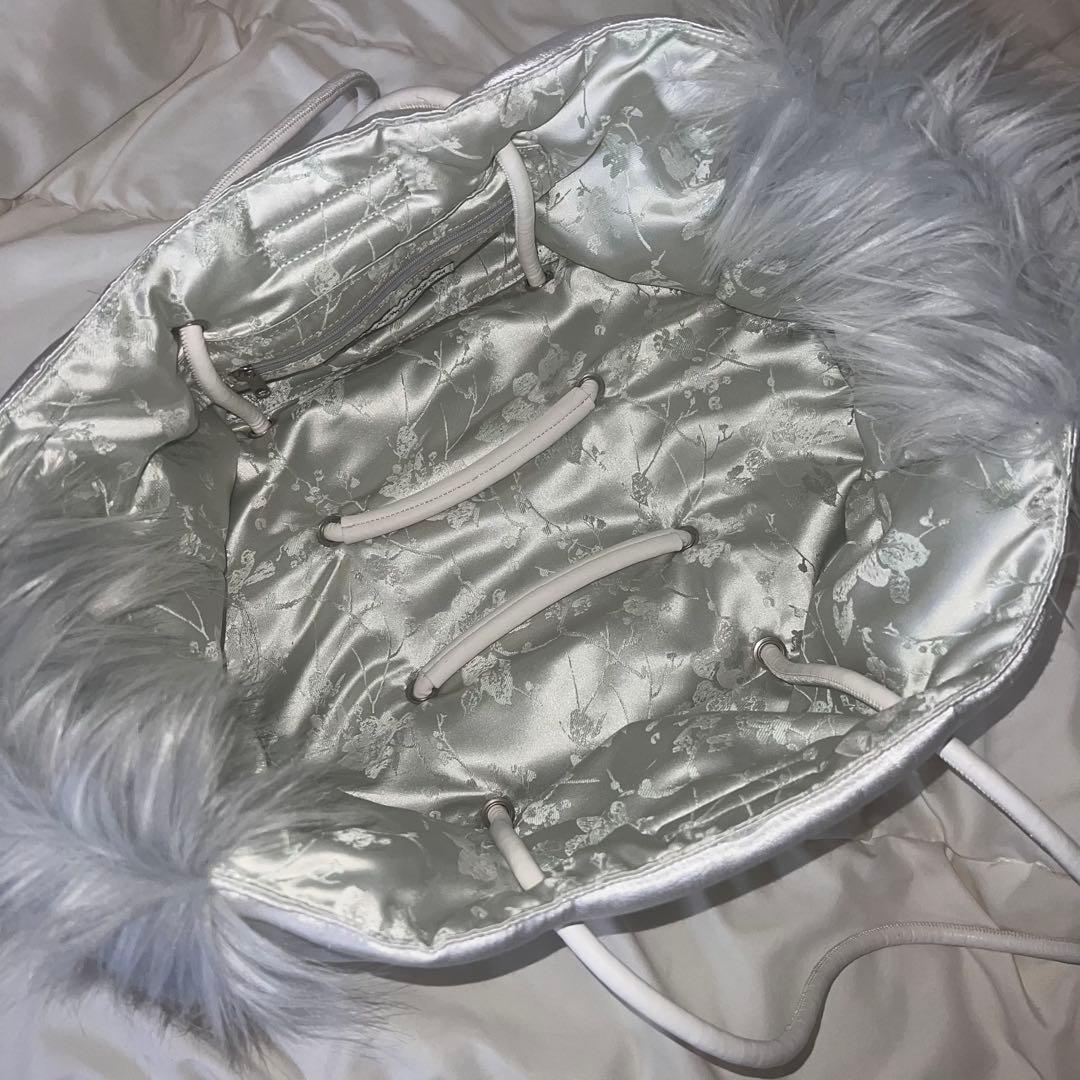 sculptor fluffy slouchy satin bag ホワイト