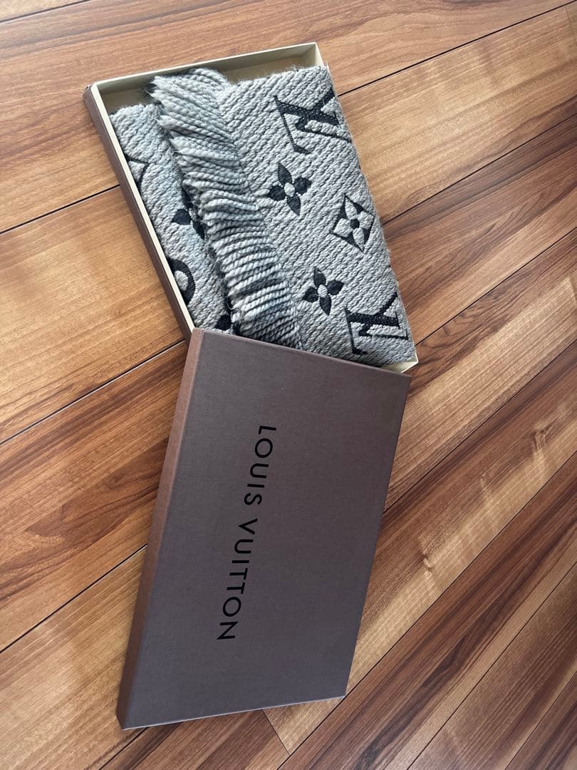 LOUIS VUITTON グレー マフラー
