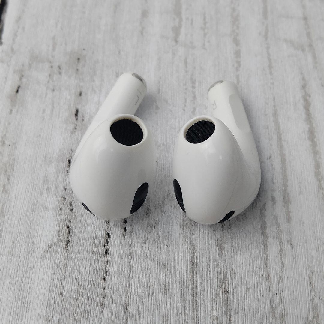 AirPods本体 ケース付　ワイヤレスイヤフォン ホワイト　第3世代