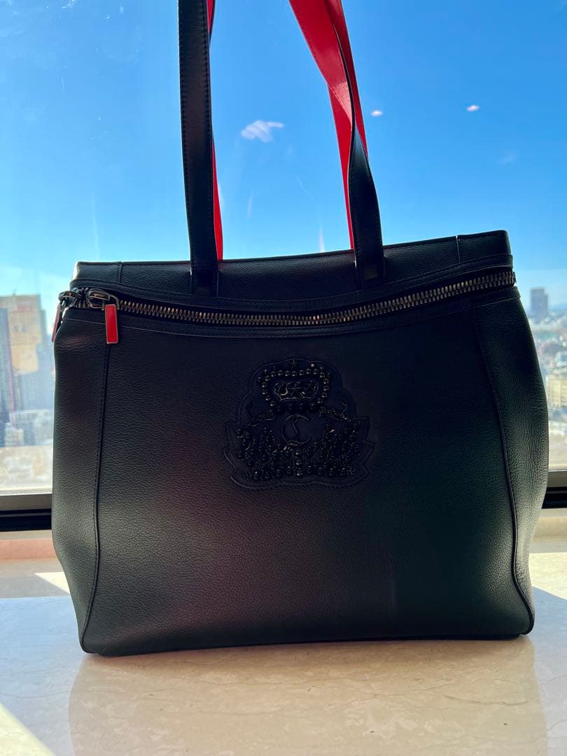 【Christian Louboutin】黒のトートバッグ ロゴ刺繍 赤ハンドル