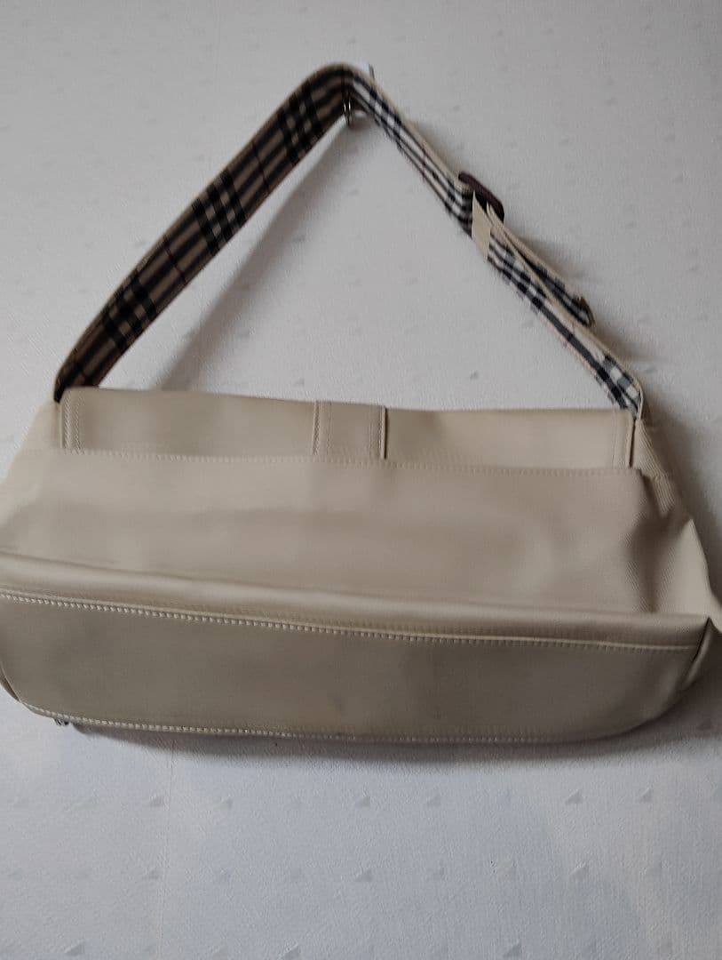 ルイ　セール！BURBERRY アイボリー ショルダーバッグ