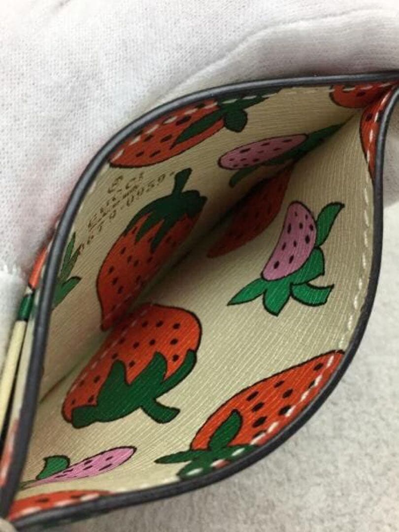 GUCCIズゥミ　ホースビット　いちご　定期入れ