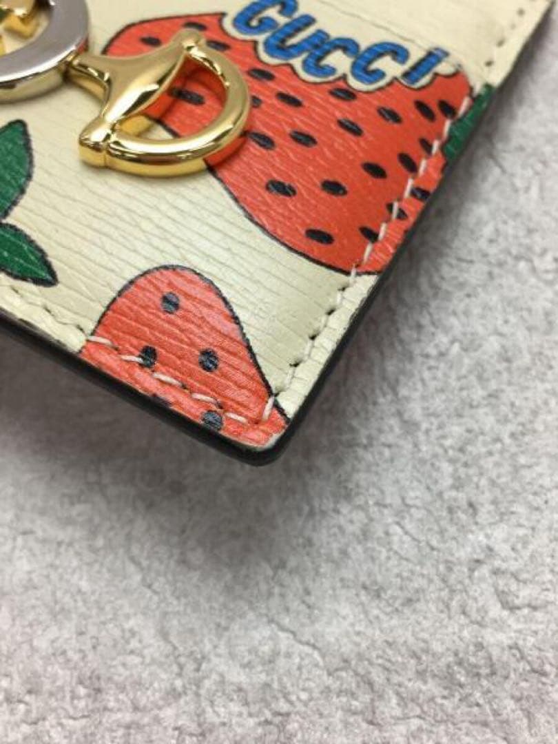 GUCCIズゥミ　ホースビット　いちご　定期入れ