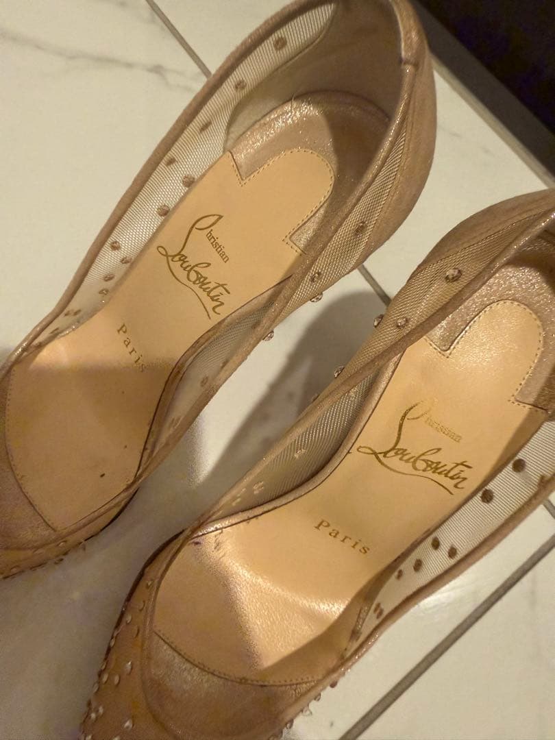 35 Christian Louboutin ベージュビジュー付きハイヒール