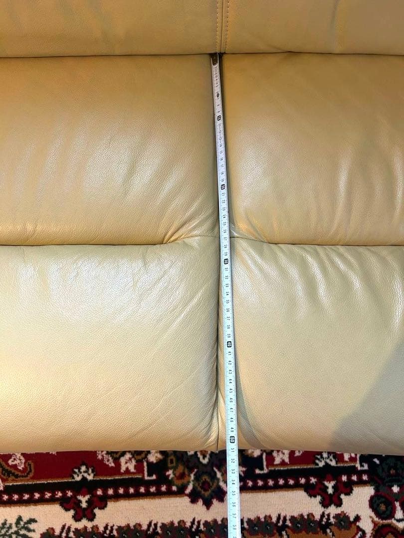 【本革】ゆったり2人掛けソファ（クリーム色・木製脚付き）