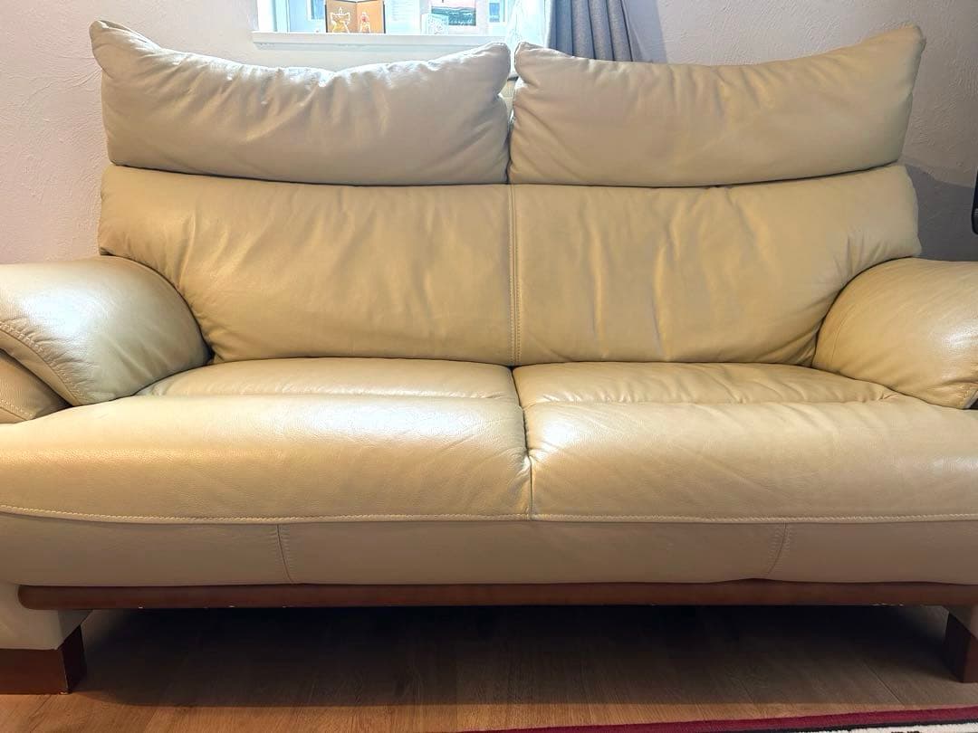 【本革】ゆったり2人掛けソファ（クリーム色・木製脚付き）