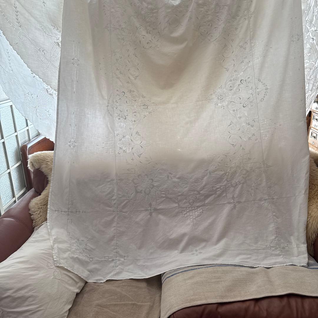 SALE❣️フランスアンティークஐ⋆* 淡ブルーの花刺繍のベッドカバー