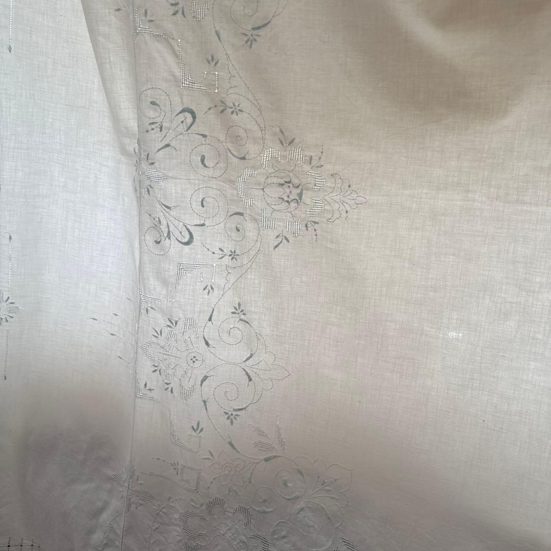 SALE❣️フランスアンティークஐ⋆* 淡ブルーの花刺繍のベッドカバー