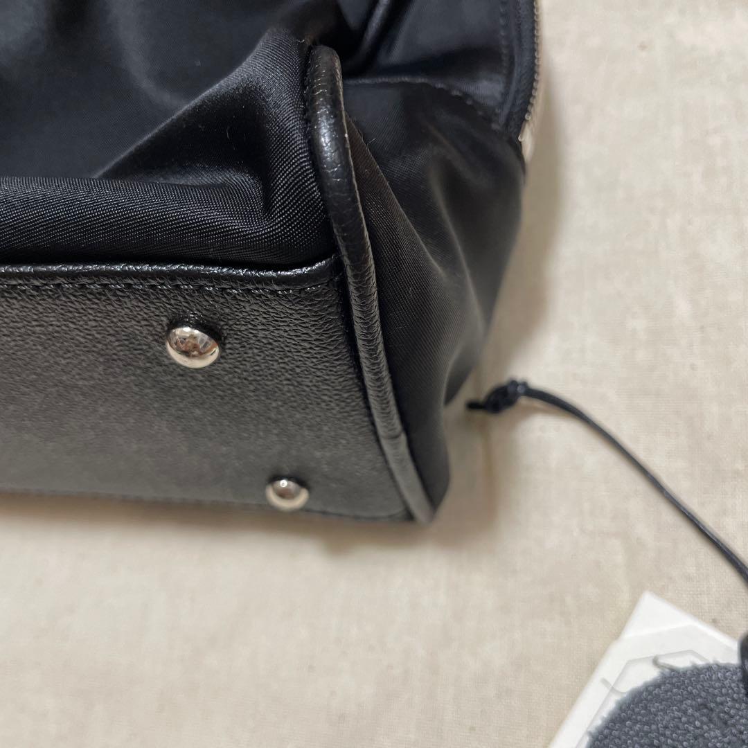 日曜日までの限定値下げ‼️ トゥティエ　ナイロンスモールバッグ　クロ